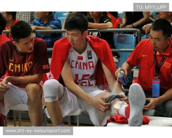 球员在训练中主动承担罚球练习，显示强大心理素质